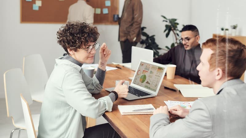 Büro Menschen treffen